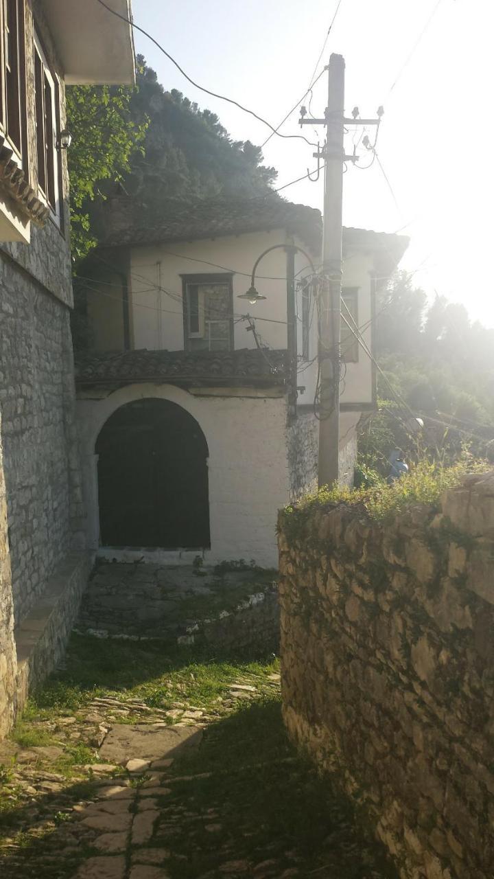 Guest House Taunus Μπεράτ Εξωτερικό φωτογραφία