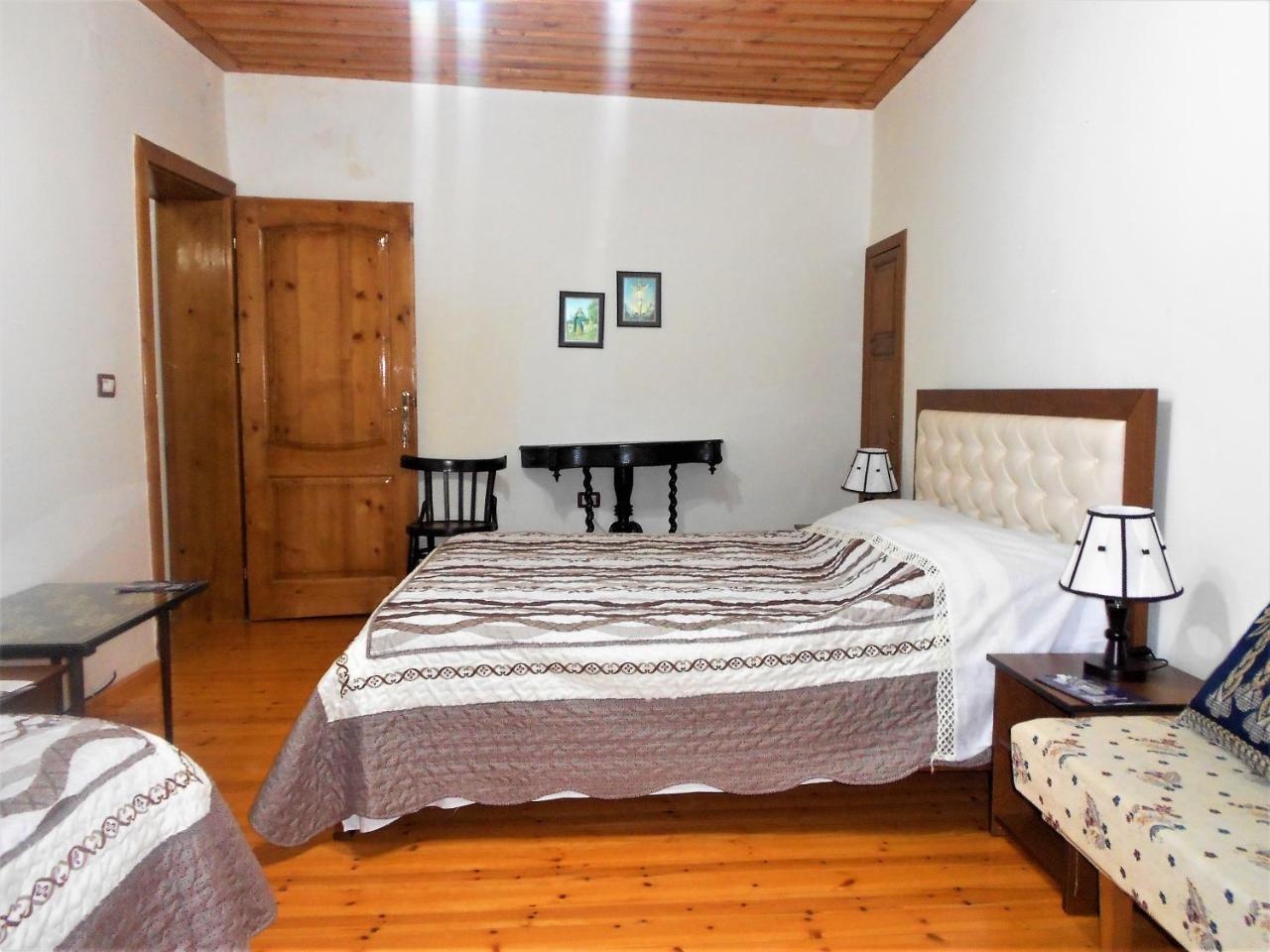 Guest House Taunus Μπεράτ Εξωτερικό φωτογραφία
